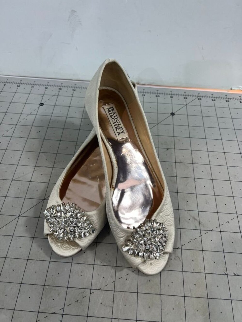 Badgley Mischka Ivory Satin Embellished Flats Peep Toe Sz. 6.5 Leather Sole ~ - Picture 3 of 7